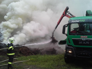 FOTO: Požár mezi Chrastavou a Rynolticemi způsobil žhář. Chtěl, aby se o něj "někdo postaral"