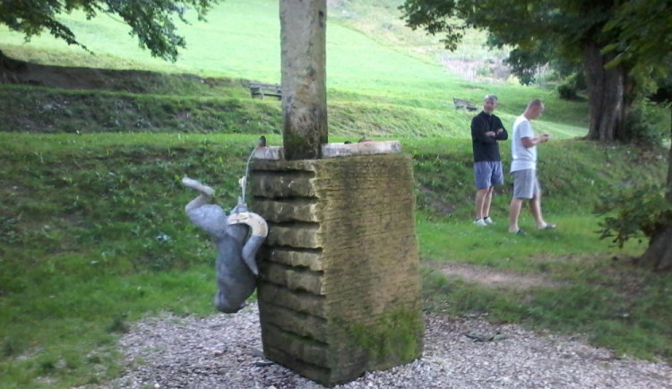 V Kryštofáku opět řádil vandal. Oprava poničené sochy čůrajícího bude stát desítky tisíc korun.