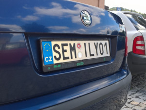 Služební auta semilské radnice mají značky na přání, veřejnost to kritizuje