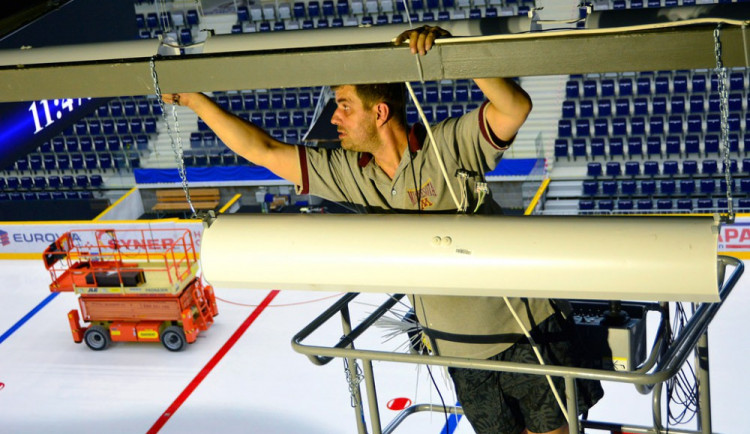 Staré halogeny v liberecké aréně nahradily nové zářivky. Výměna vyšla město na necelé dva miliony.