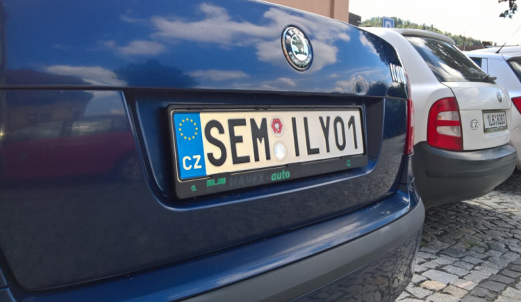 Služební auta semilské radnice mají značky na přání, veřejnost to kritizuje.