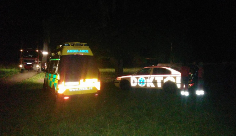 Tragická nehoda v Dolánkách. Dívka nepřežila pád ze skály, její kamarádka se zranila.