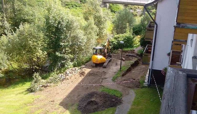 Dělníky ve výkopu vyděsila atrapa ručního granátu.