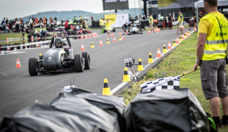 Formule Eliška má za sebou další závod. Na okruhu v Mostě si dojela pro třicáté místo