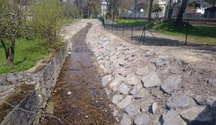 Přítok Jindřichovického potoka na Liberecku pojme i stoletou vodu.