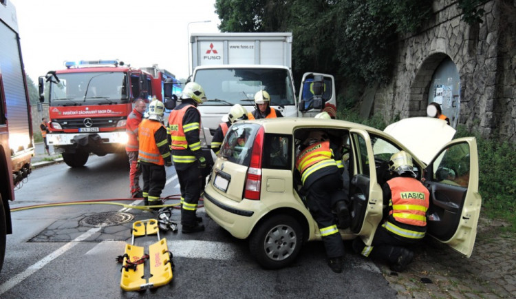 Fiat Panda se střetl s nákladním automobilem, řidičku museli z vraku vystříhat hasiči.