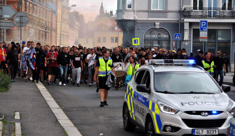 FOTO, VIDEO: Libercem prošel pochod fanoušků Sparty, na stadion je doprovodila policie