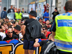 Libercem prošel pochod fanoušků Sparty, na stadion je doprovodila policie.