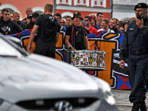 Libercem prošel pochod fanoušků Sparty, na stadion je doprovodila policie.