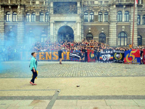 Libercem prošel pochod fanoušků Sparty, na stadion je doprovodila policie.