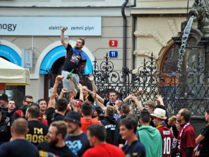 Libercem prošel pochod fanoušků Sparty, na stadion je doprovodila policie.