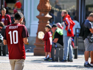 Libercem prošel pochod fanoušků Sparty, na stadion je doprovodila policie.