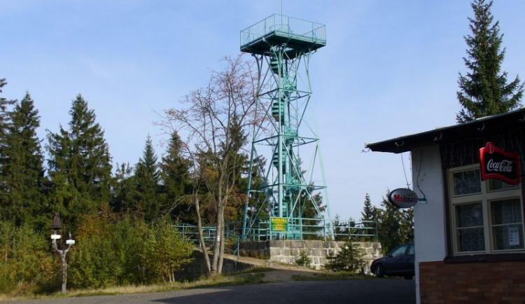 ozhledna Slovanka je nejstarší železnou rouhlednou v Česku.