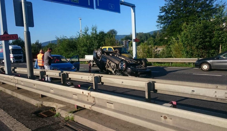 Dvě nehody během pondělního rána paralyzovaly dopravu na průtahu Libercem