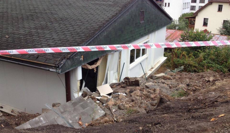 Policie vyšetřuje sesuv zeminy na tiskárnu v Semilech.
