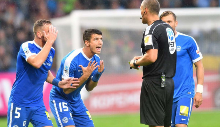 Co to pískáš, to nebyl faul, postěžoval si Kúdela. Rozhodčí Zelinka ho za to poslal do sprch.