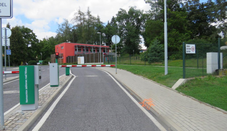 Motocyklistka chtěla objet závoru u jablonecké nemocnice, spadla a poranila se.