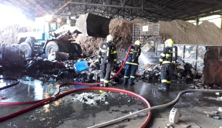 Hasiče zaměstnal požár odpadu v areálu komunálních služeb, škoda jde do desítek tisíc korun.