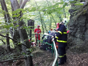 Dítě spadlo na Riegrově stezce ze svahu, hasiči k němu museli slaňovat
