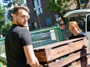 Studenti otevřeli park VOČA v Komenského ulici. Zanedbaný pozemek se změnil k nepoznání.