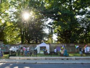 Studenti otevřeli park VOČA v Komenského ulici. Zanedbaný pozemek se změnil k nepoznání.