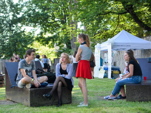 Studenti otevřeli park VOČA v Komenského ulici. Zanedbaný pozemek se změnil k nepoznání.