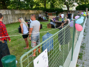 Studenti otevřeli park VOČA v Komenského ulici. Zanedbaný pozemek se změnil k nepoznání.