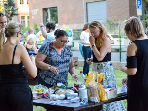 Studenti otevřeli park VOČA v Komenského ulici. Zanedbaný pozemek se změnil k nepoznání.