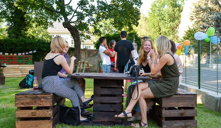 Studenti otevřeli park VOČA v Komenského ulici. Zanedbaný pozemek se změnil k nepoznání.