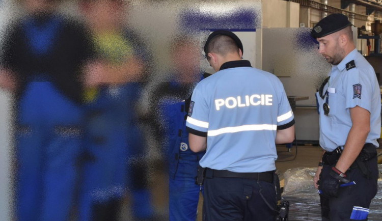 Policisté odhalili čtyři nelegálně zaměstnané cizince ve výrobně ve Frýdlantu.