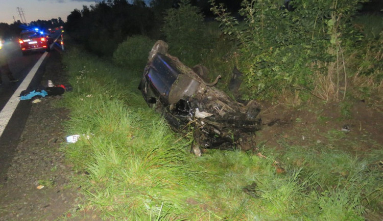 Vrak auta zůstal po nehodě ležet na střeše, posádka se štěstím neutrpěla vážná poranění.