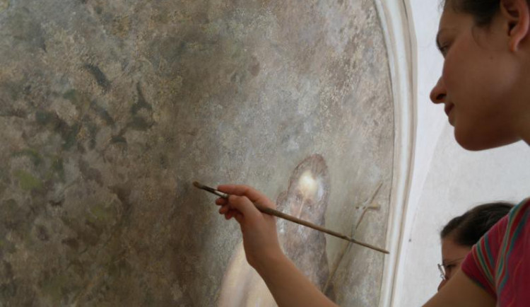 Na hradě Valdštejn zrestaurovali nástěnnou malbu s podobou Máchy.