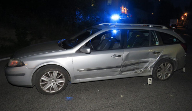 Naboural do boku auta a ujel, teď ho hledají policisté.
