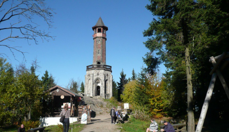 Romantická rozhledna Štěpánka patří k nejkrásnějším v Česku.