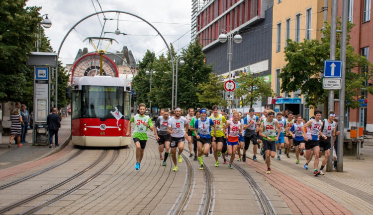Stroj nebo člověk? Tramvaj prohrála souboj s běžcem o sedm sekund