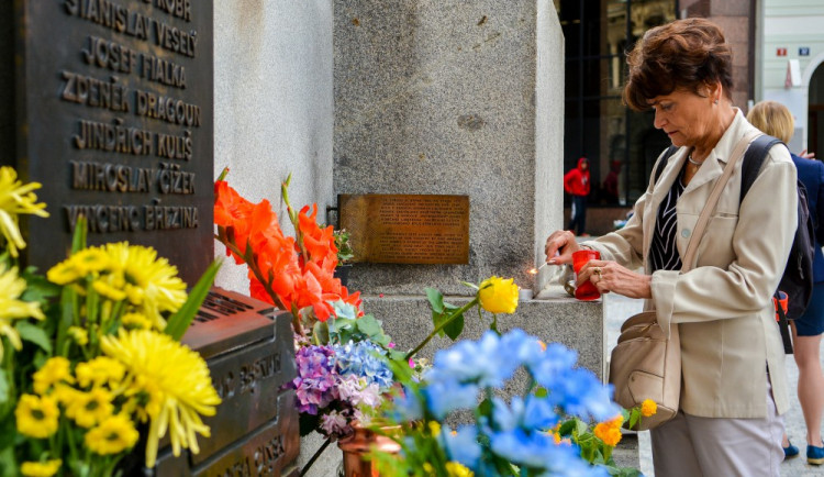 Pietní akt u radnice.