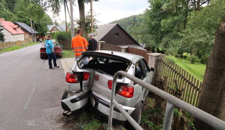FOTO: Řidič zdemoloval své auto o zábradlí v Oldřichově, nehoda se obešla bez zranění