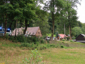 Řidič zdemoloval své auto o zábradlí v Oldřichově, nehoda se obešla bez zranění.