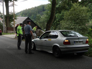 Řidič zdemoloval své auto o zábradlí v Oldřichově, nehoda se obešla bez zranění.