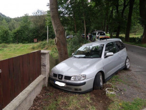 Řidič zdemoloval své auto o zábradlí v Oldřichově, nehoda se obešla bez zranění.