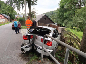 FOTO: Řidič zdemoloval své auto o zábradlí v Oldřichově, nehoda se obešla bez zranění