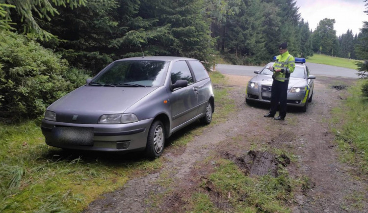 Parkování v Jizerkách se může pěkně prodražit. Policisté se zaměřují na nepovolené vjezdy.