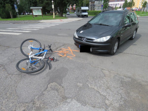 FOTO: Cyklista už se srážce nevyhnul. Auto mu nedalo přednost