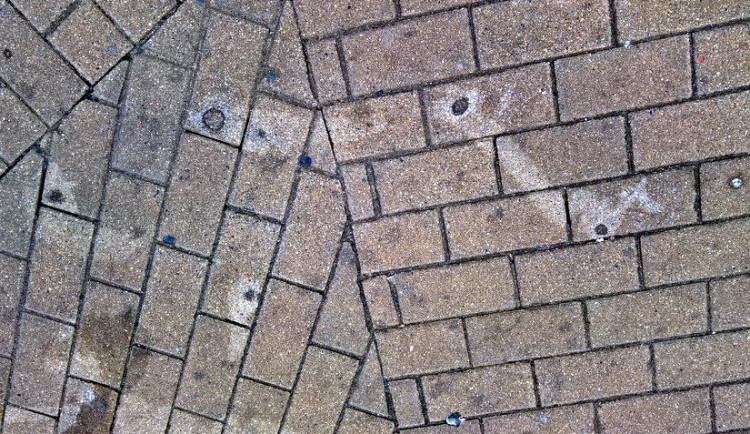 Dlažba po odstranění žvýkačky.