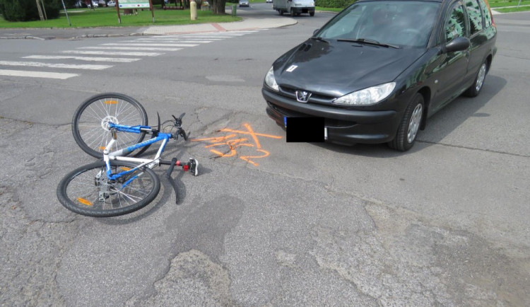 Srážka auta s kolem.