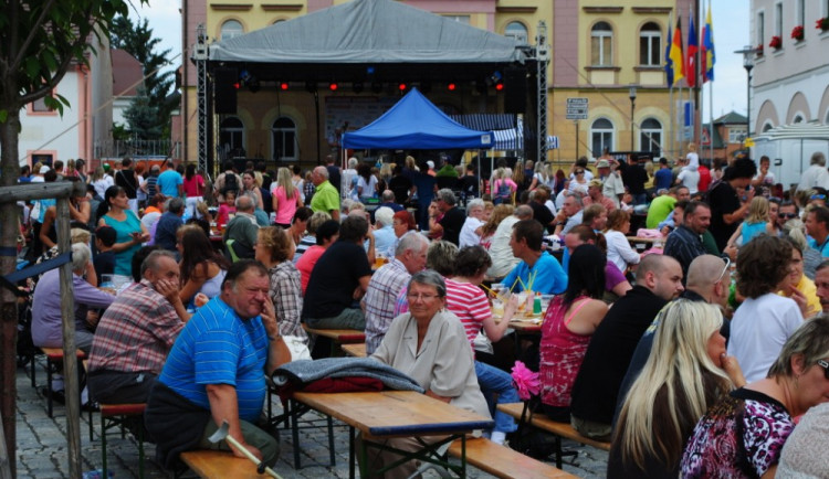 Hrádecké slavnosti: biskup požehná přesunutému morovému sloupu, dorazí i Olympic