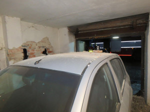 Opilý řidič vytrhl svým autem dva betonové sloupky, ty proletěly stěnou garáže jako projektily