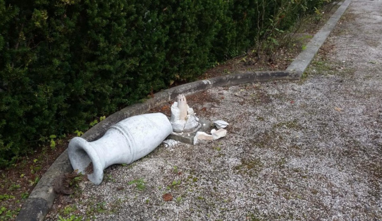 Liberecký zámek vzal útokem neznámý vandal. Policie teď pátrá po jeho totožnosti.