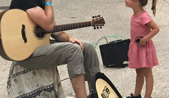 VIDEO: Hrát na kytaru jinak? V Pražské to ukáže Adam Morkus