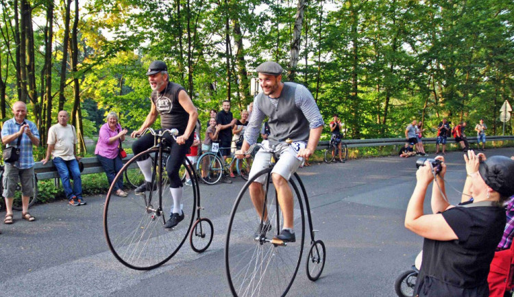 FOTO: Uzavřená Zvolenská ulice patřila cyklistům na historických strojích
